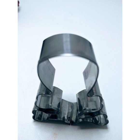 Williams Sonoma Stainless Steel Skull and Crossbones Halloween Cookie Cutter - Picture 2 of 4